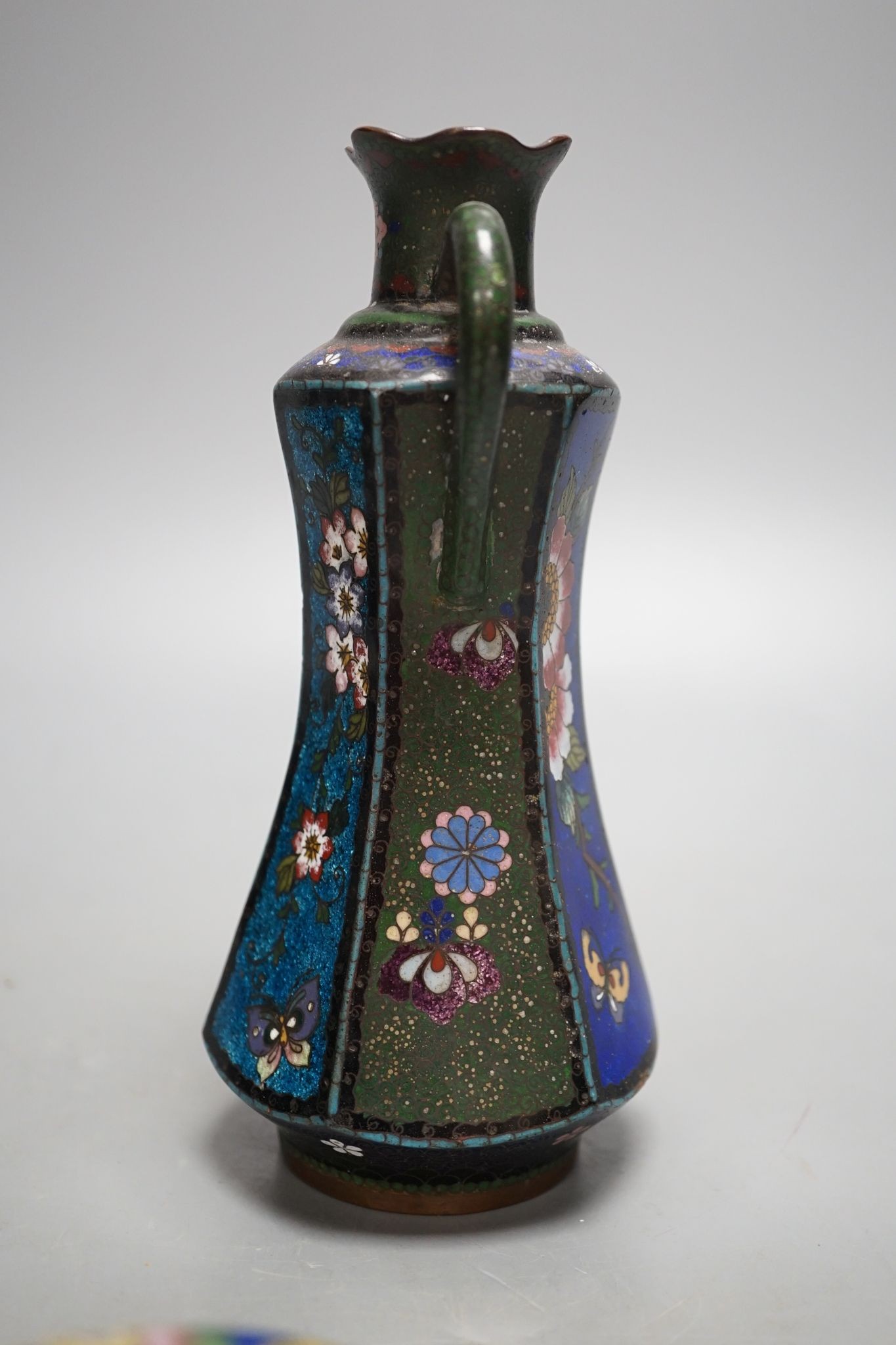 A Chinese cloisonné enamel dragon box and cover and two Japanese cloisonné enamel vessels, tallest 18cm
